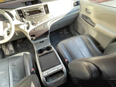 2011 Toyota Sienna SE 8-Passenger