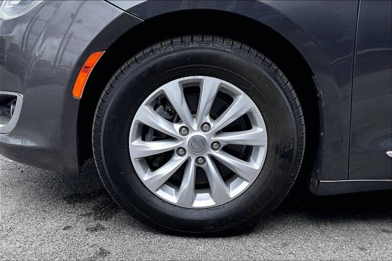 2017 Chrysler Pacifica Touring-L