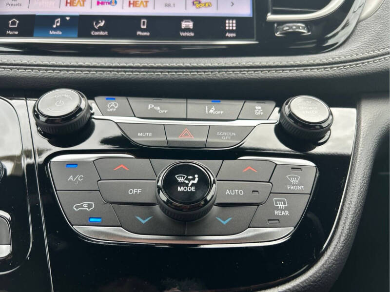 2027 Chrysler Pacifica Select