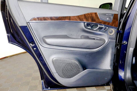 2017 Volvo XC90 T6 Momentum