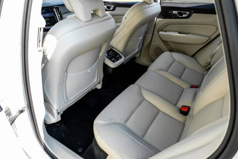 2023 Volvo XC60 B5 Ultimate Dark Theme