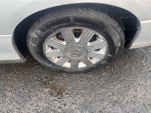 2005 Lincoln Town Car Signature Limited