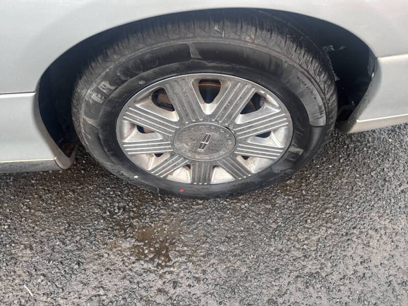 2005 Lincoln Town Car Signature Limited