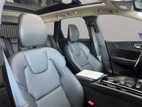 2024 Volvo XC60 B5 Core Dark Theme