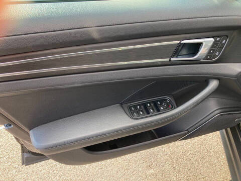 2023 Porsche Panamera 4 Platinum Edition