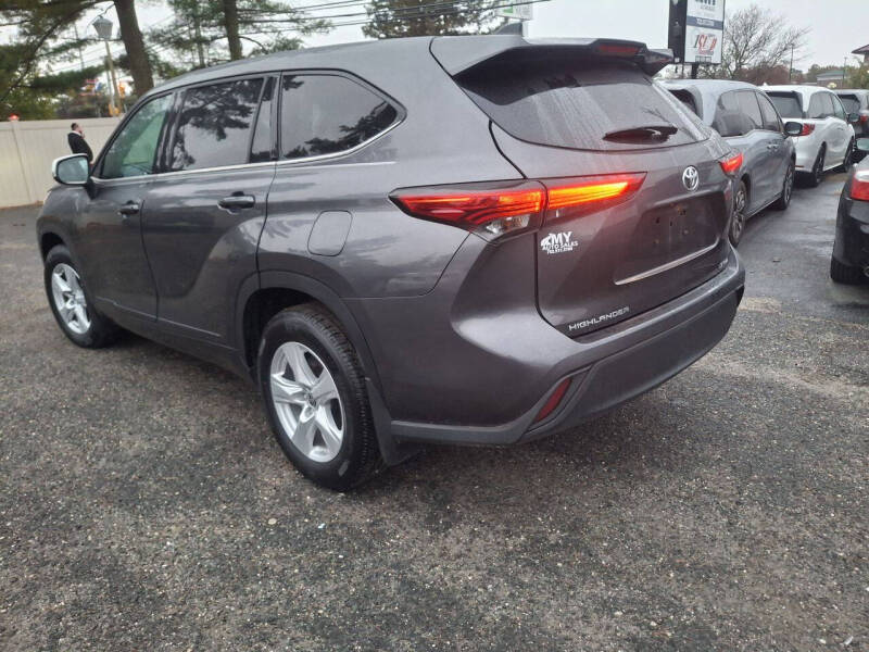 2022 Toyota Highlander LE