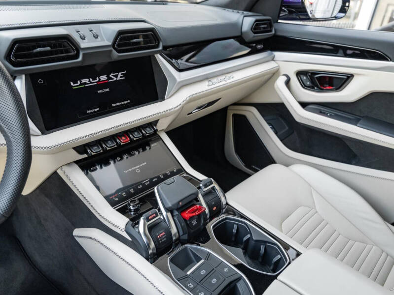 2025 Lamborghini Urus SE