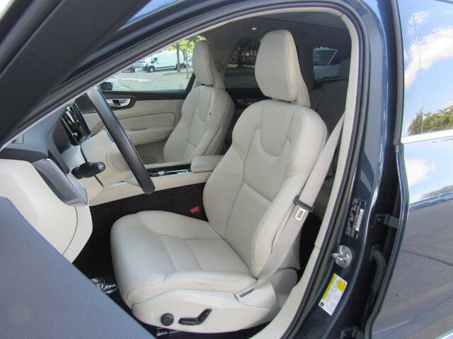 2023 Volvo XC60 B5 Plus Bright Theme