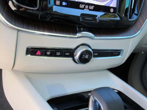 2022 Volvo XC60 B5 Momentum