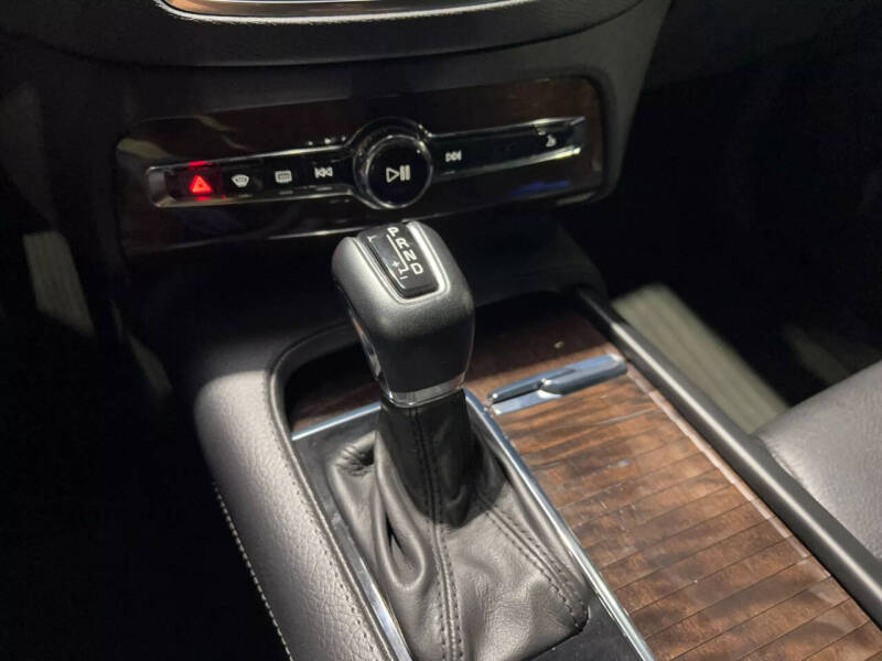 2016 Volvo XC90 T6 Momentum