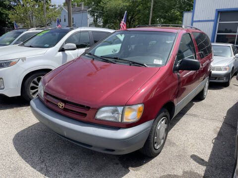 2004 Toyota Sienna LE 8 Passenger