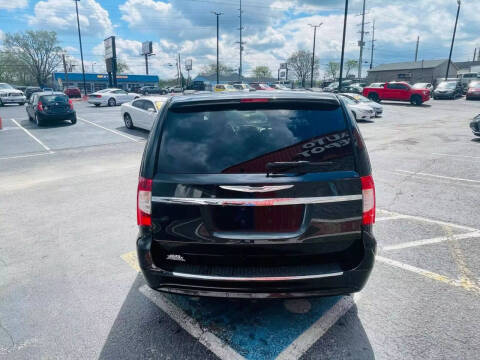 2013 Chrysler Town and Country Touring-L