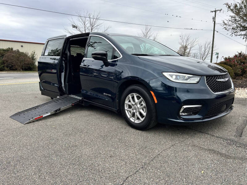 2024 Chrysler Pacifica Touring's photo