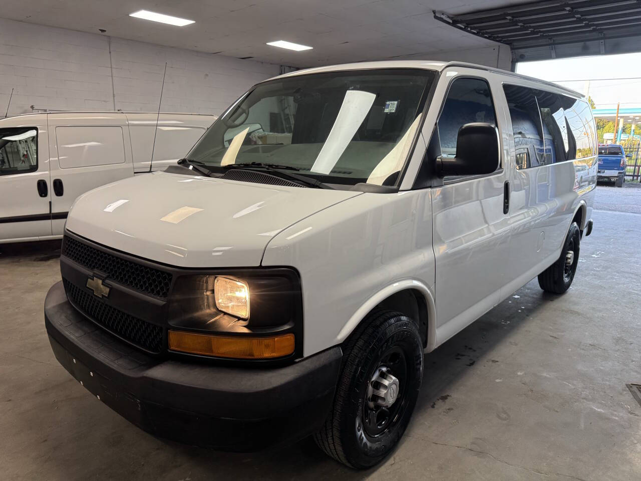 White 2015 Chevrolet Express LS 2500 LS 2500 3dr Passenger Van 1