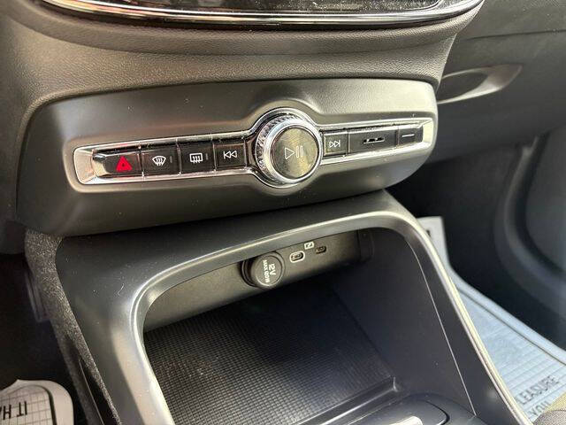 2023 Volvo XC40 B5 Core