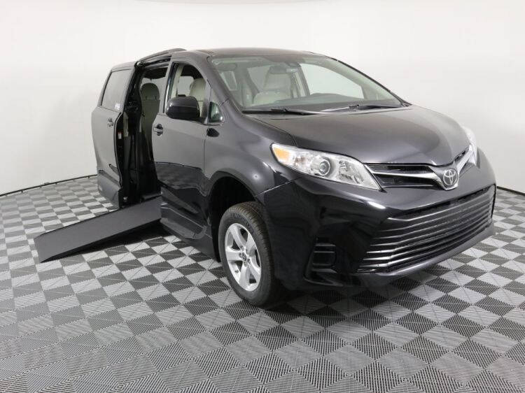 2020 Toyota Sienna LE Mobility 7-Passenger