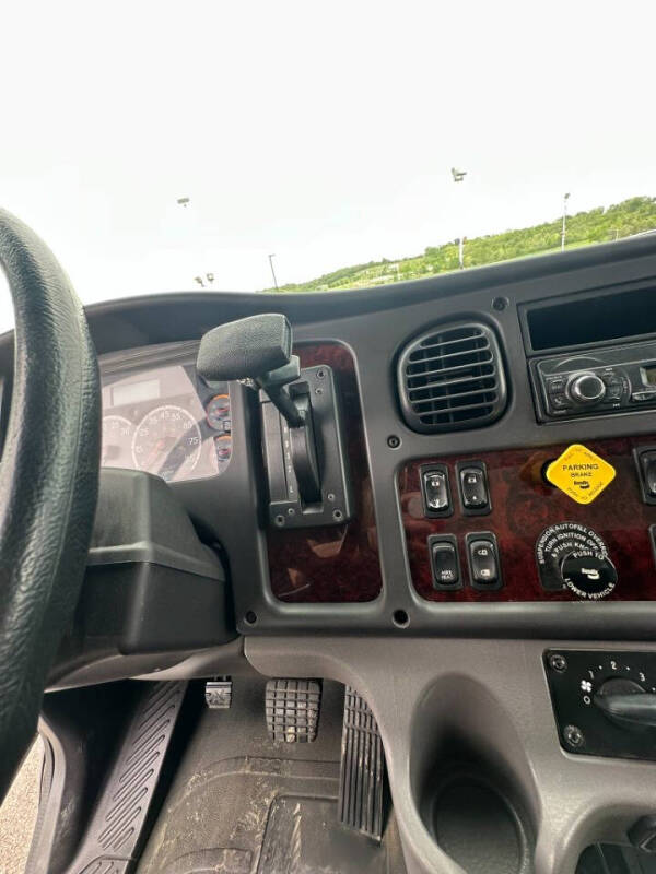 2017 Freightliner M2 106