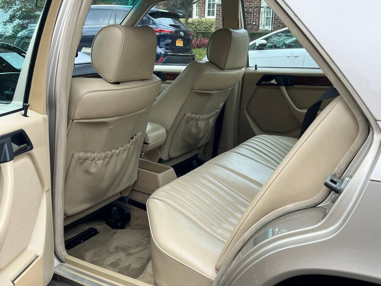 1990 Mercedes-Benz 300-Class  - $6,900