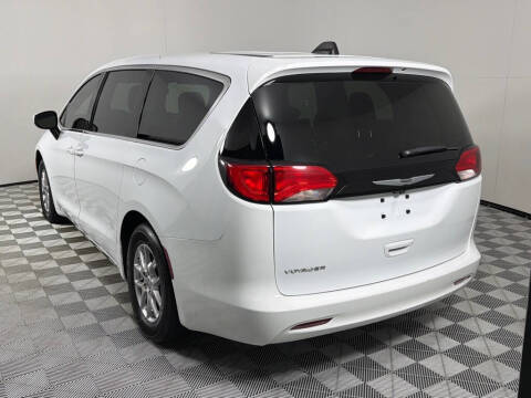 2023 Chrysler Voyager LX