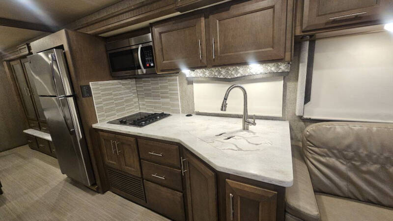 2021 Thor Motor Coach Magnitude