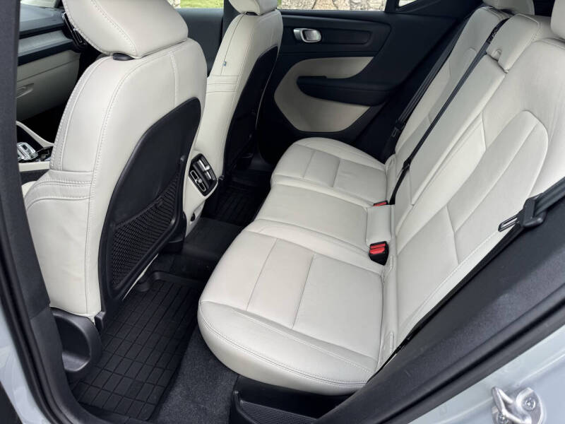 2024 Volvo XC40 B5 Plus Bright Theme