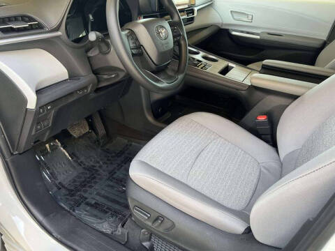 2026 Toyota Sienna LE 8-Passenger