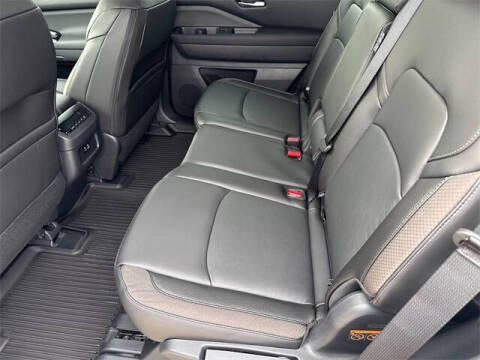 2025 Nissan Pathfinder SL