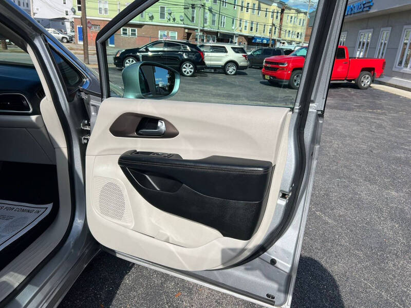 2017 Chrysler Pacifica Touring-L