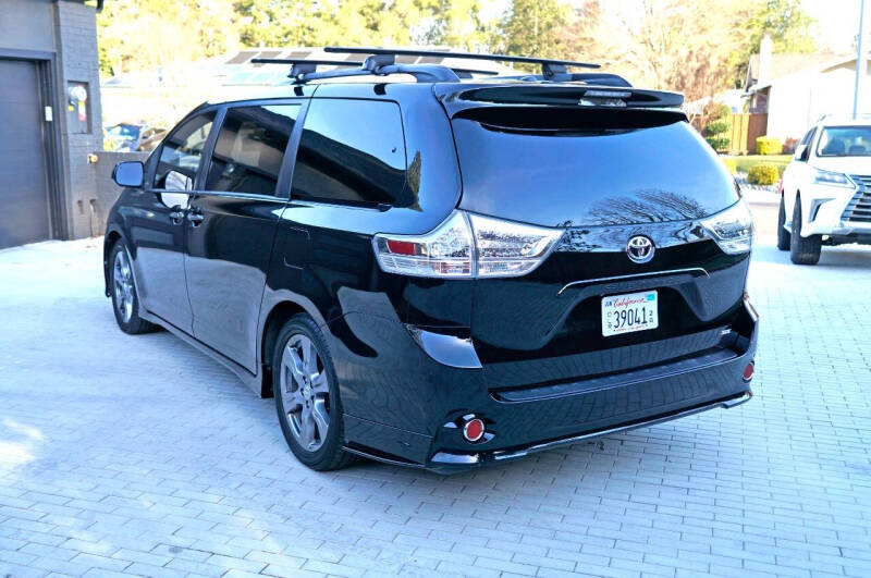 2017 Toyota Sienna SE 8-Passenger