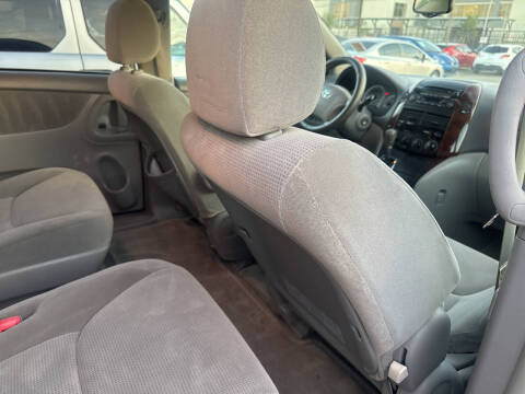 2004 Toyota Sienna LE 7 Passenger