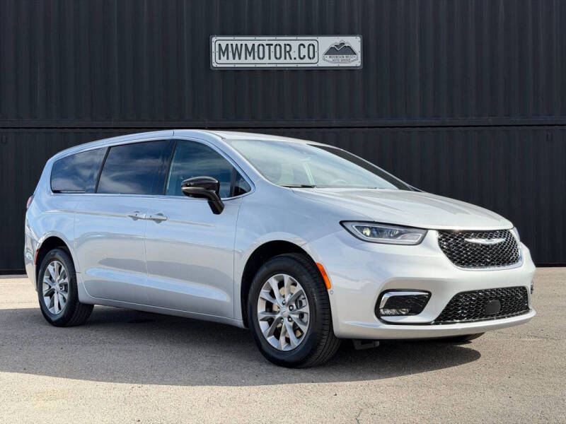 2026 Chrysler Pacifica Select's photo