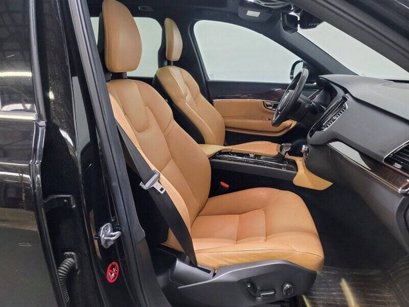 2016 Volvo XC90 T6 Momentum