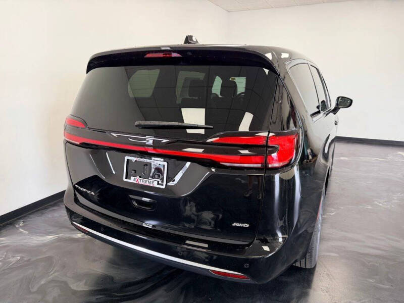 2027 Chrysler Pacifica Select