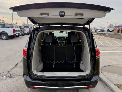 2024 Chrysler Pacifica Plug-In Hybrid Select