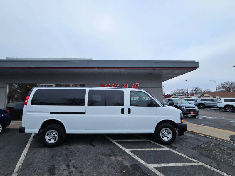 2023 Chevrolet Express Passenger LS's photo