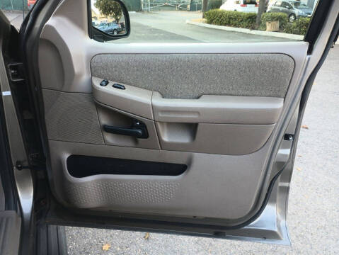 2004 Ford Explorer XLS