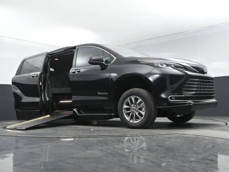 2024 Toyota Sienna XLE's photo