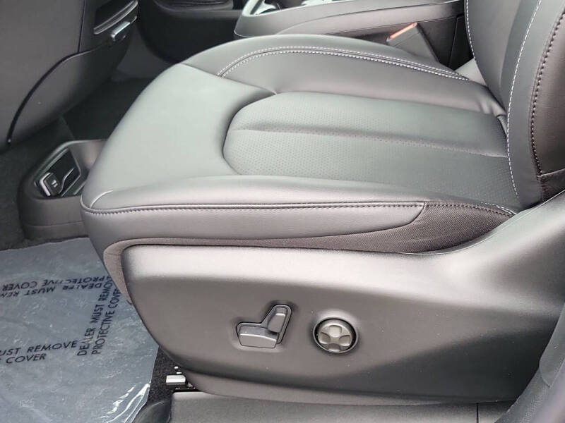 2027 Chrysler Pacifica Select