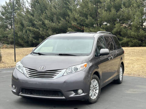 2015 Toyota Sienna for sale at DIRECT AUTO SALES in Loretto MN