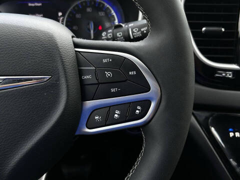 2025 Chrysler Pacifica Select