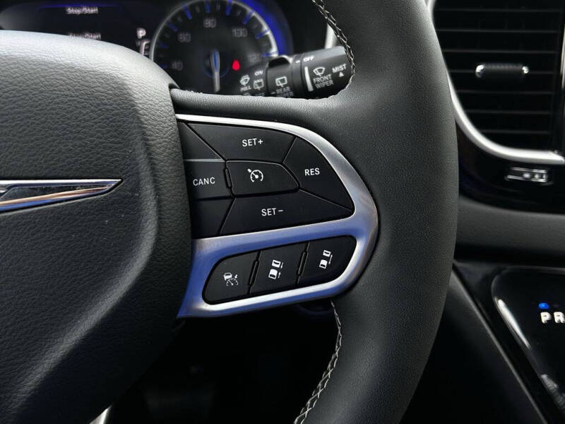 2025 Chrysler Pacifica Select