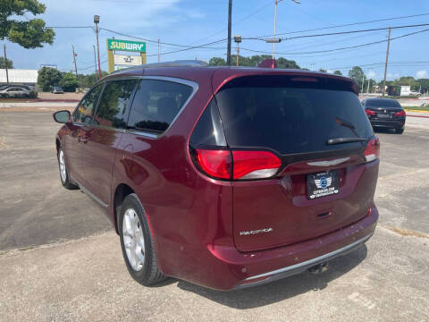 2017 Chrysler Pacifica Touring-L Plus