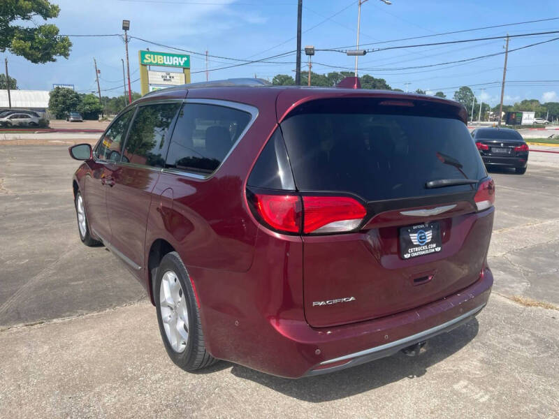 2017 Chrysler Pacifica Touring-L Plus