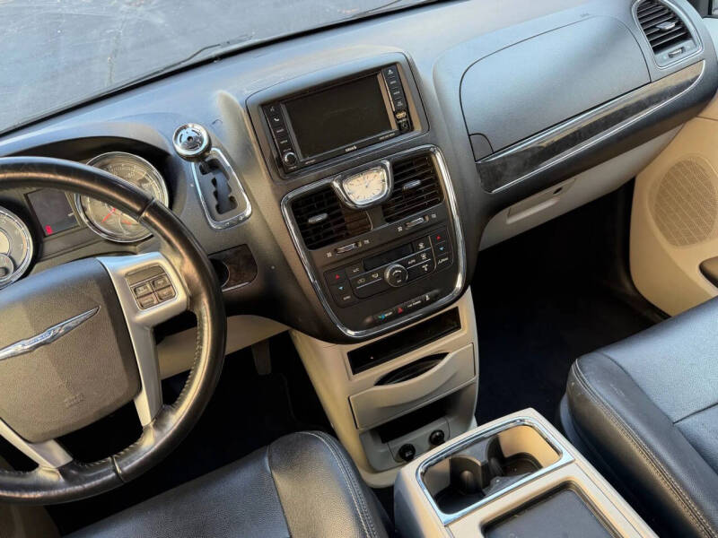 2014 Chrysler Town and Country Touring