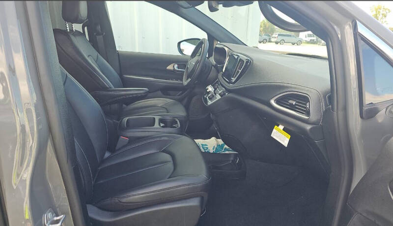 2025 Chrysler Pacifica Select