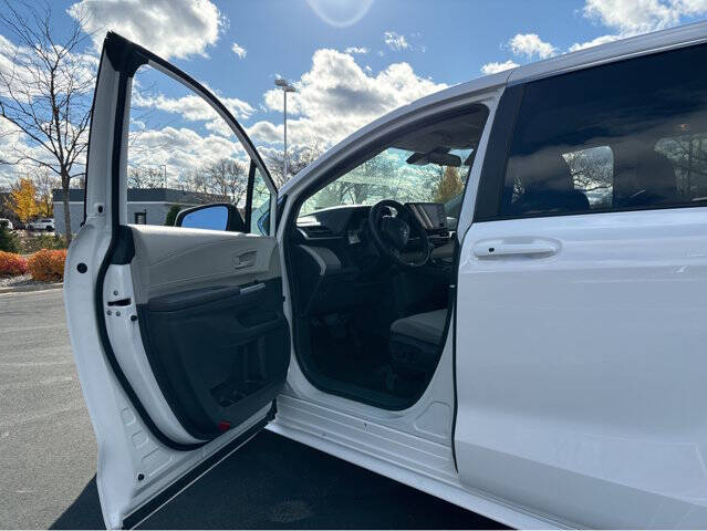 Used 2024 Toyota Sienna LE with VIN 5TDKRKEC0RS208922 for sale in Madison, WI