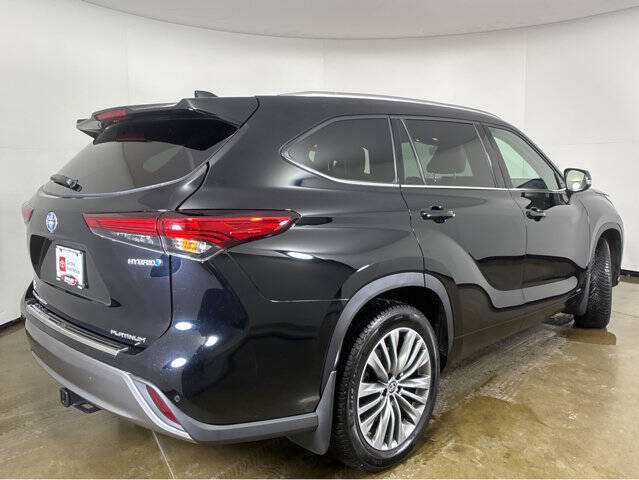 2022 Toyota Highlander Hybrid Platinum