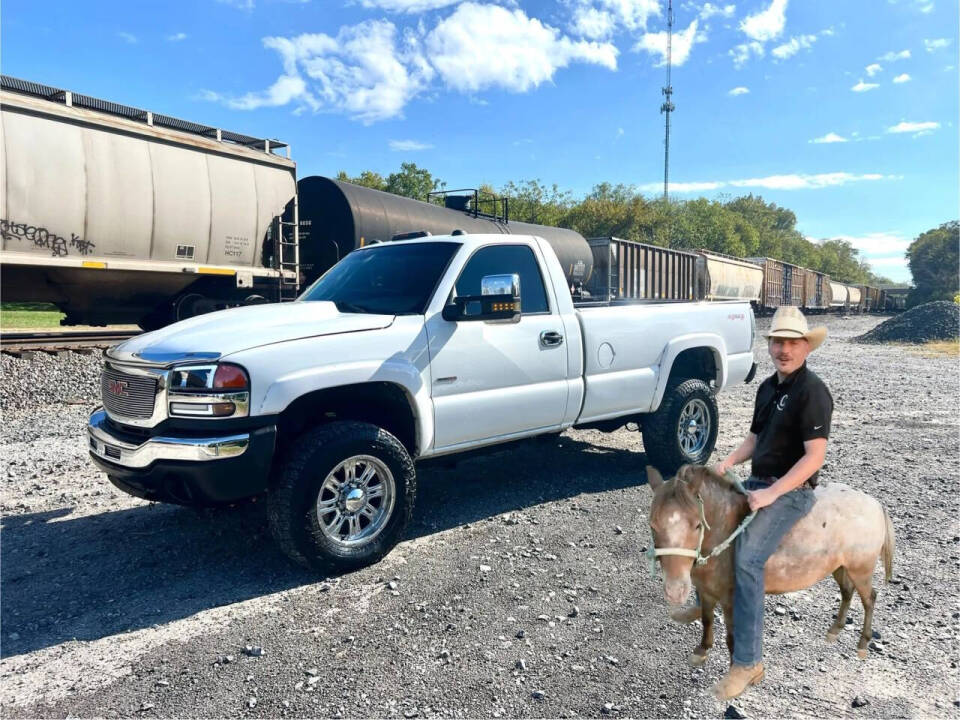 2004 GMC Sierra 2500HD Work Truck's photo