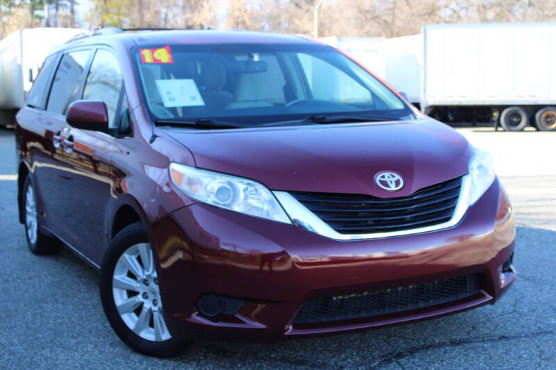 2014 Toyota Sienna LE's photo