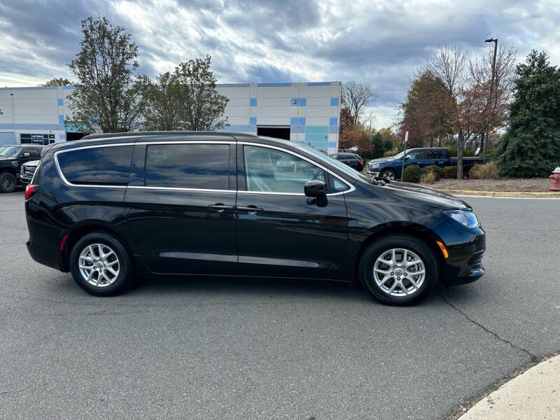 2021 Chrysler Voyager null photo 2